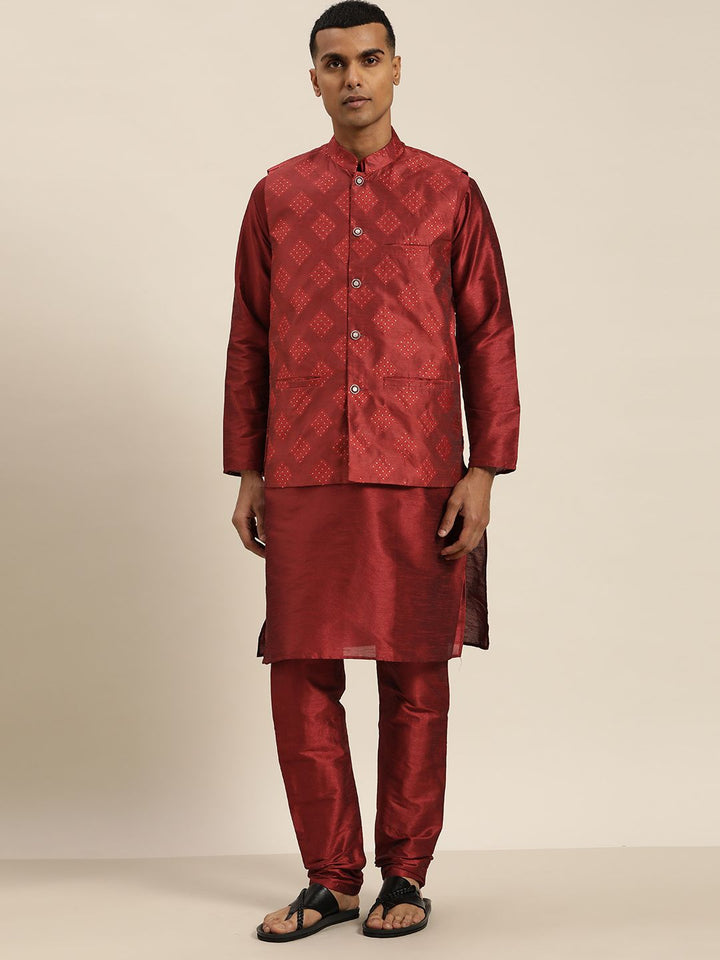 SOJANYA Men Maroon Kurta dengan Churidar dengan Jaket Nehru