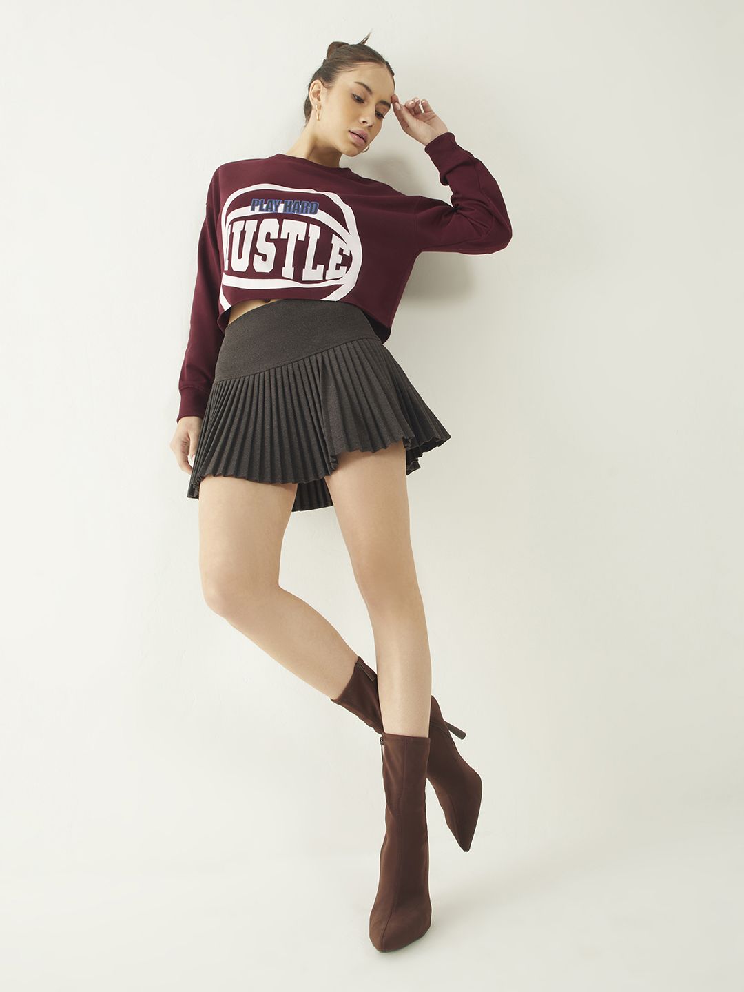 DressBerry Streetwear Edge Typo Print Drop-Shoulder Crop Sweatshirt