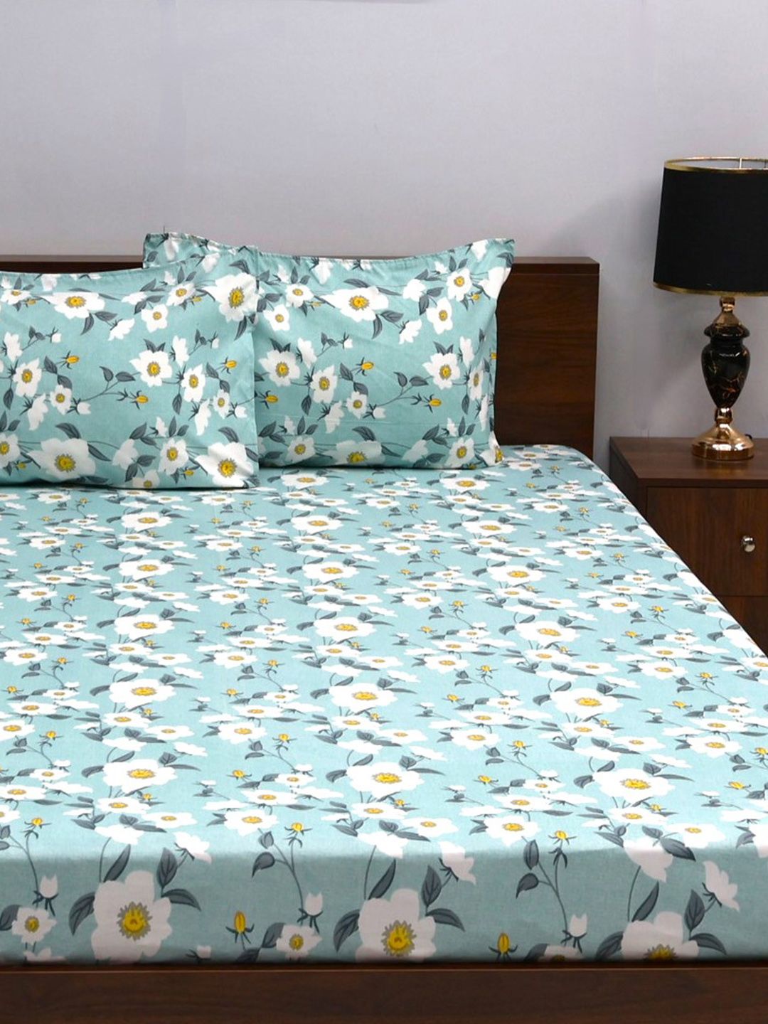 BOMBAY DYEING Fluorescent Green & White Floral 144 TC Queen Bedsheet with 2 Pillow Covers
