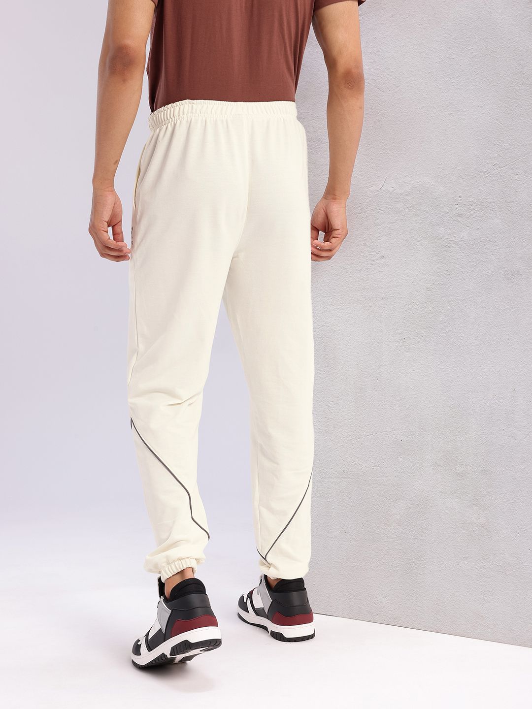 HRX by Hrithik Roshan Men Contrast Piping Mid-Rise Lifestyle Joggers