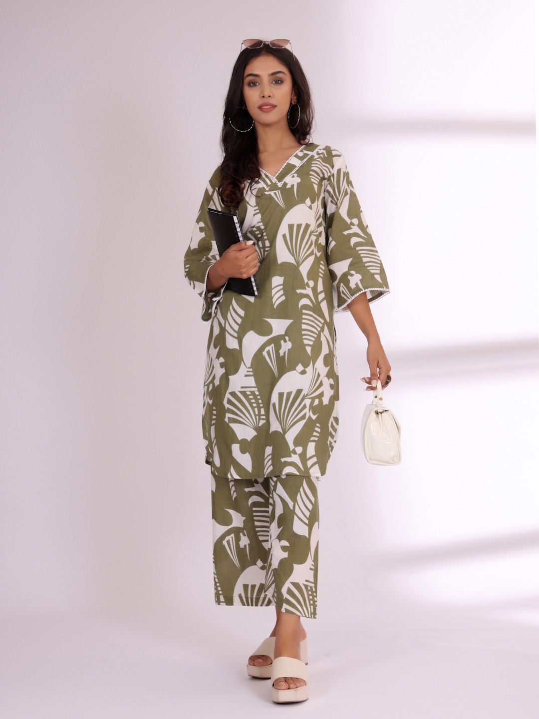 Varanga Floral Printed V-Neck Straight Kurta With Trousers