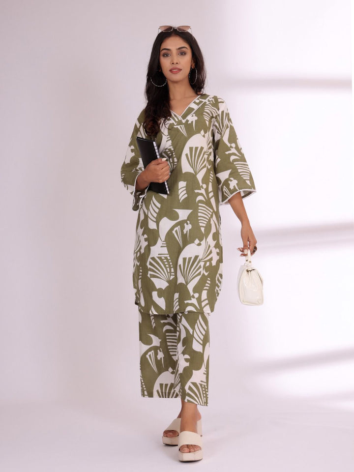 Varanga Floral Printed V-Neck Straight Kurta With Trousers