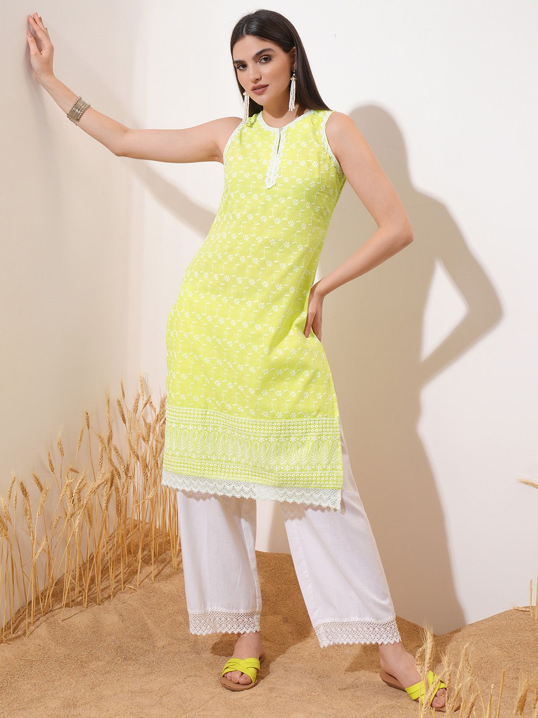 Vishudh Green Ethnic Motifs Embroidered Keyhole Neck Thread Work Straight Kurta