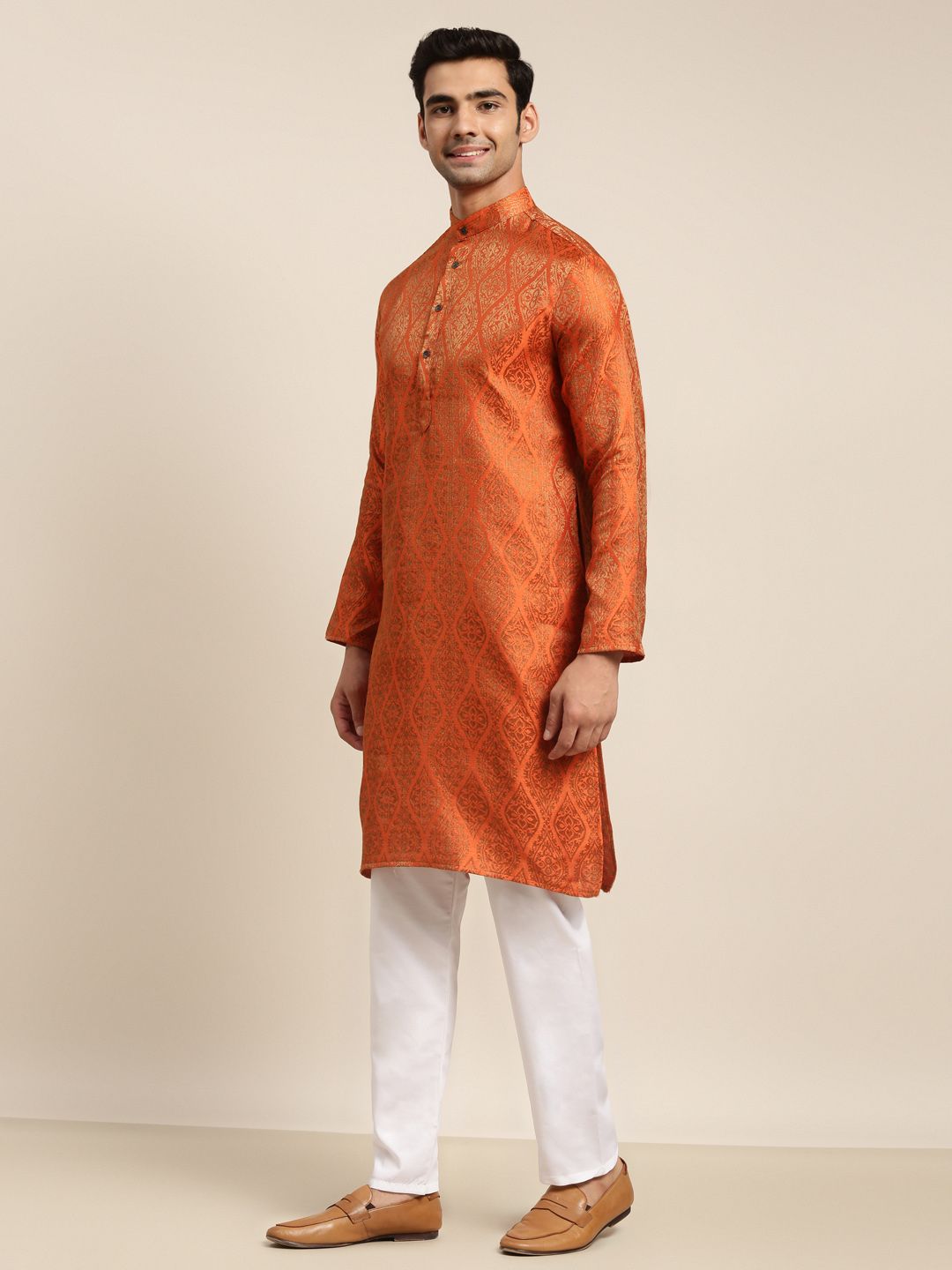 Sojanya Motif Etnik Orange Kurta dengan Piyama & Nehru Jacket