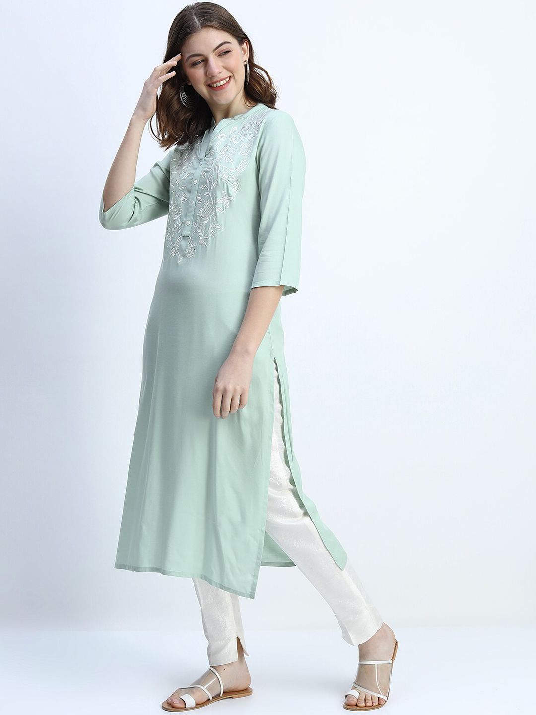 Vishudh Women Green Floral Embroidered Kurta