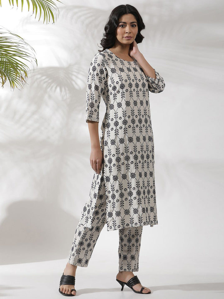 W Floral Embroidered Thread Work Straight Kurta