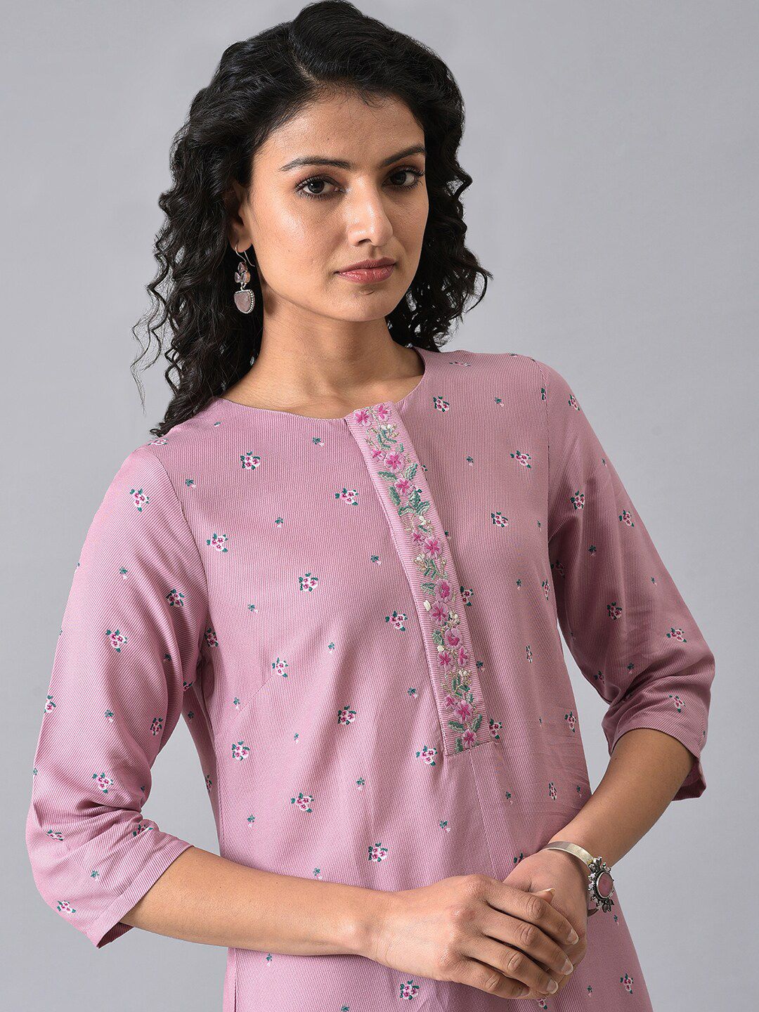 W Floral Embroidered Thread Work Kurta