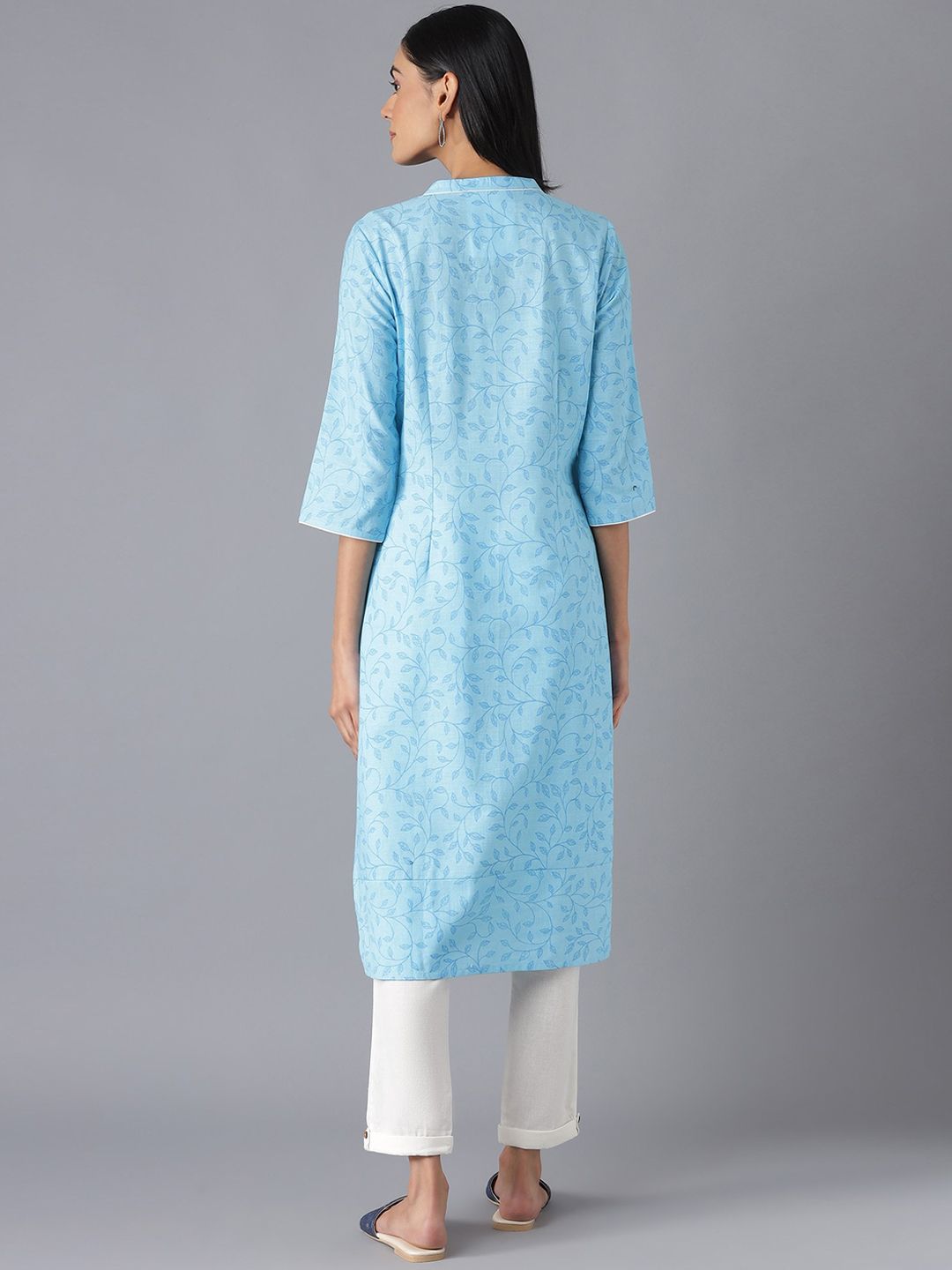 AURELIA Women Blue & White Floral Printed Kurta with Trousers