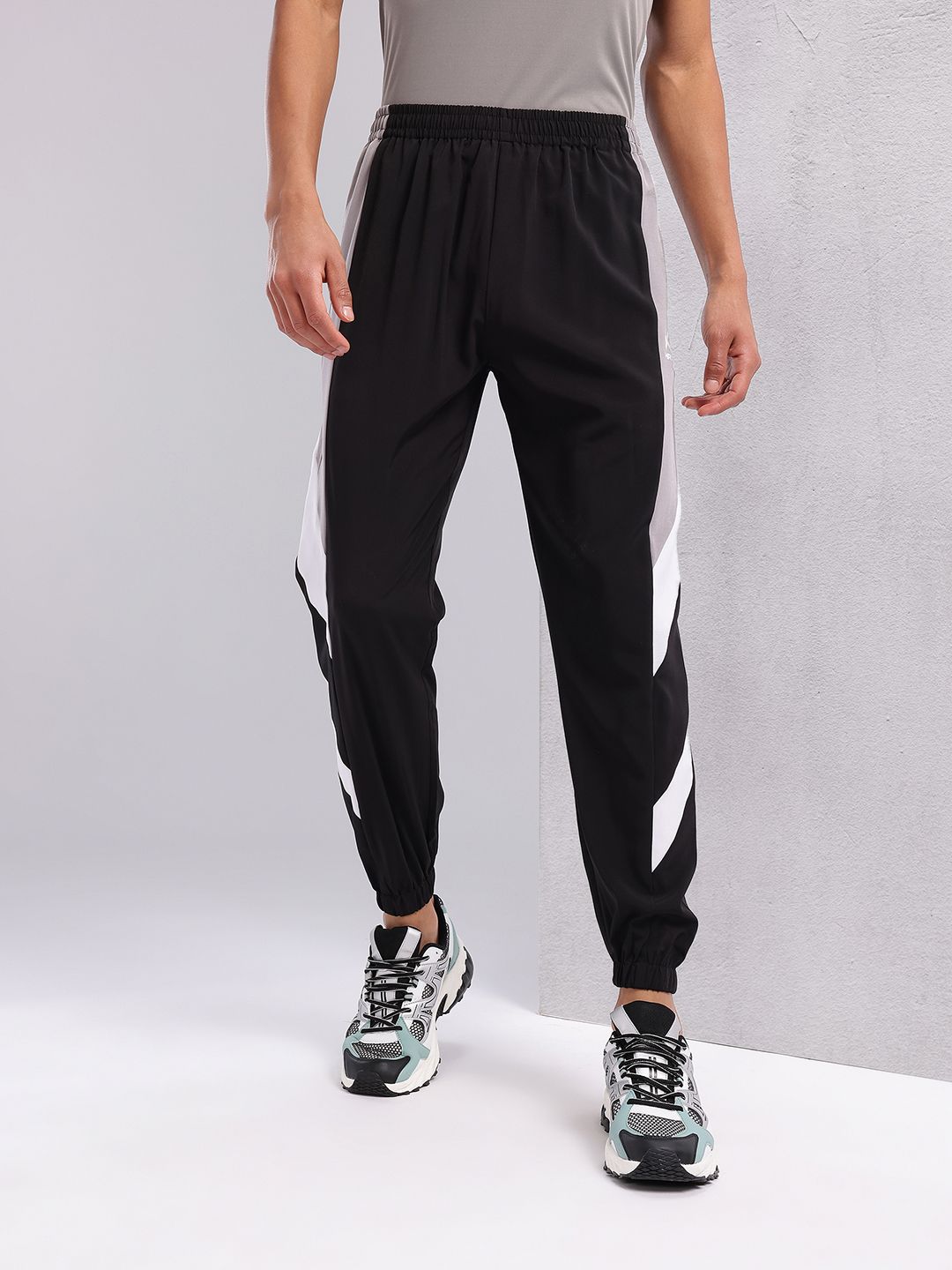 HRX by Hrithik Roshan Men Lifestyle Mid-Rise Contrast Side Panel Joggers