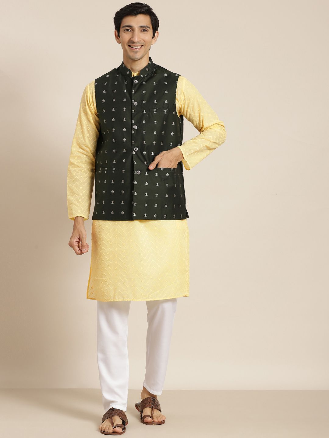 SOJANYA Kurta Kapas Tulen Chikankari Kuning Lelaki dengan Jaket Churidar & Nehru