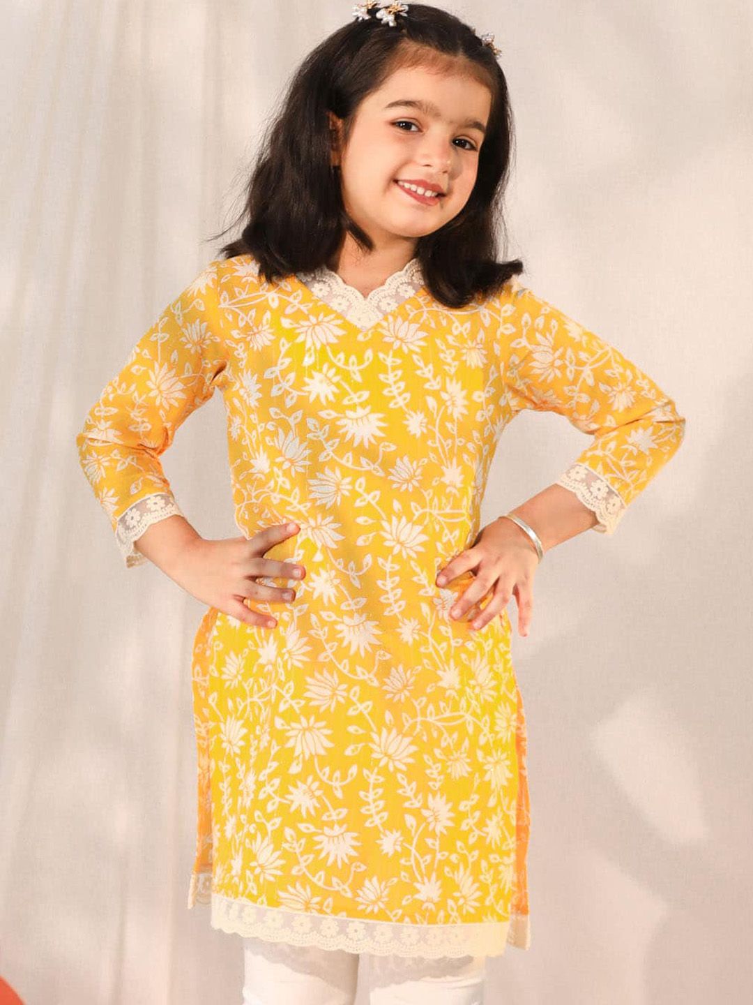 VASTRAMAY Girls Floral Printed V-Neck Cotton Kurta