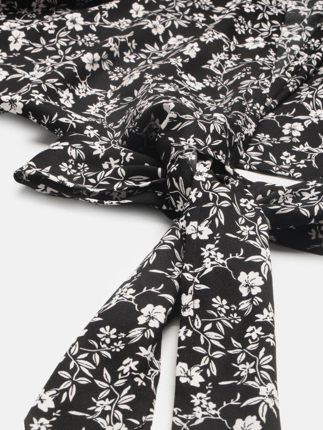 Berrylush Black & White Floral Printed Puff Sleeves Wrap Crop Top
