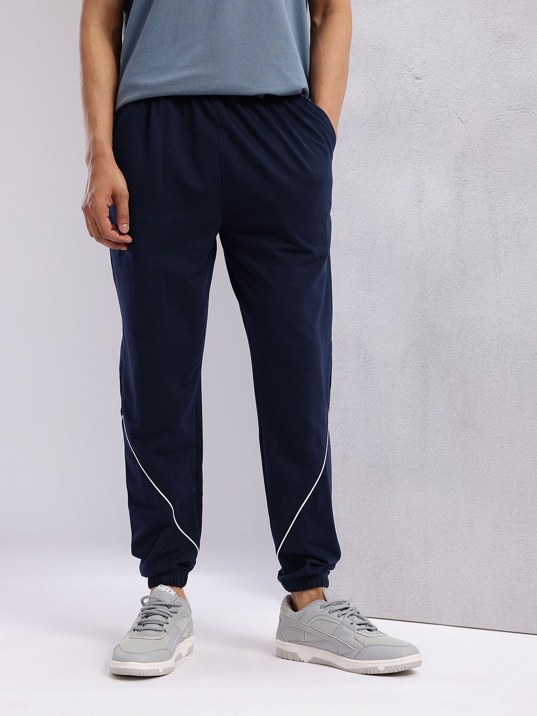HRX by Hrithik Roshan Men Contrast Piping Mid-Rise Lifestyle Joggers