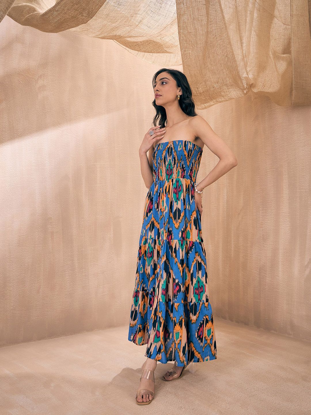 Pink Paprika oleh Sassafras Ikat dicetak Strapless Smocked Tube Fit & Flare Maxi Dress