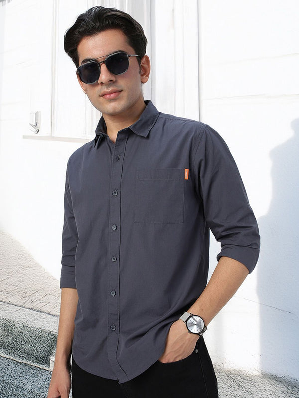 Lelaki fesyen Urbano menyebarkan baju kasta pepejal kolar