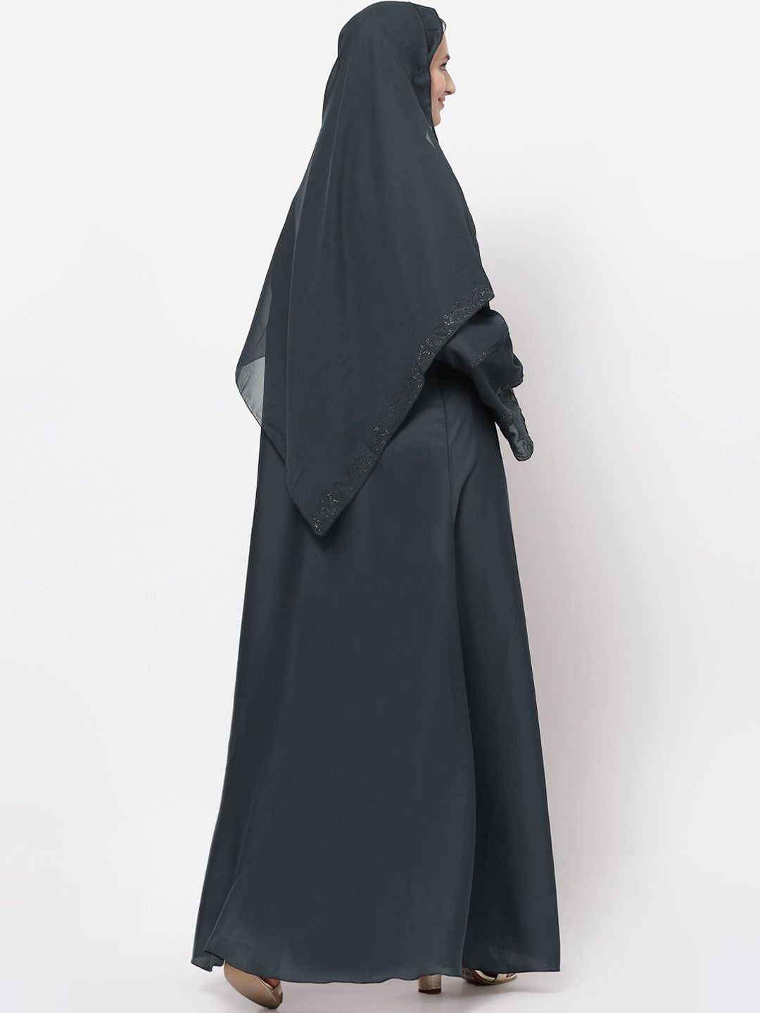 Klotthe wanita kelabu hiasi burqa dengan tudung