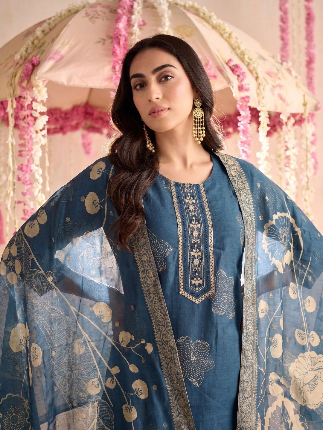 Mamicha Women Floral Printed Regular Kurta with Trousers & With Dupatta