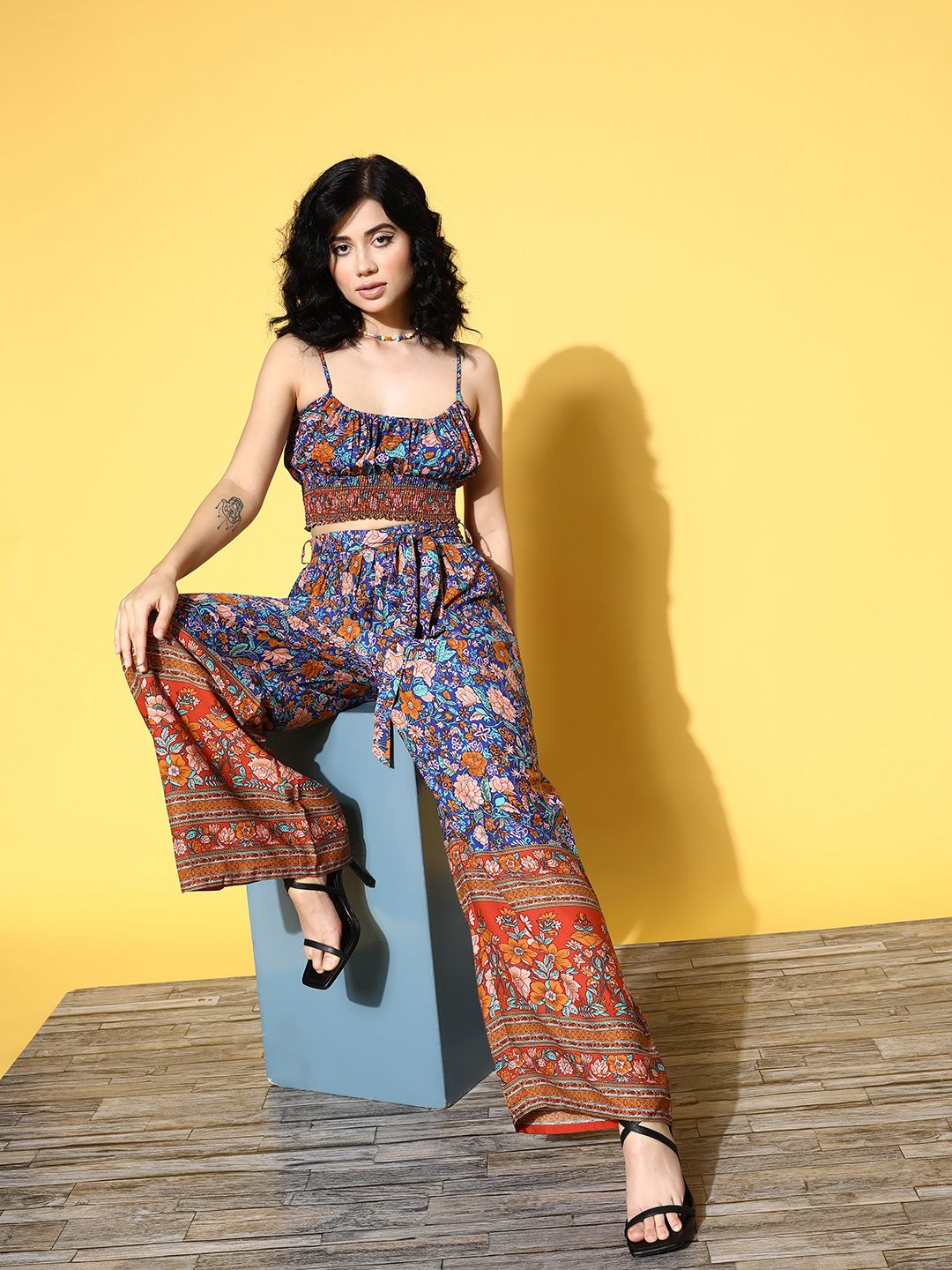 Berrylush Women Charming Blue Printed Top with Trousers