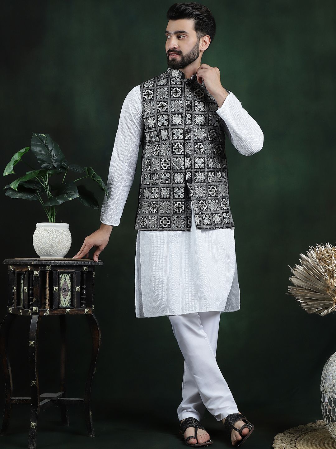 SOJANYA Men Embroidered Woven Nehru Jacket