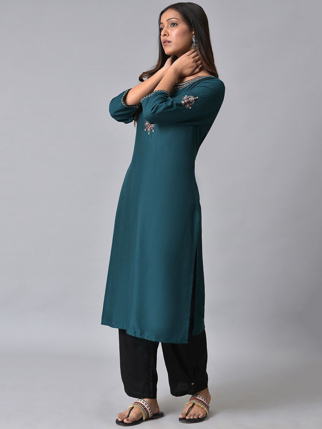 W Round Neck Geometric Yoke Design Thread Work Straight Kurta