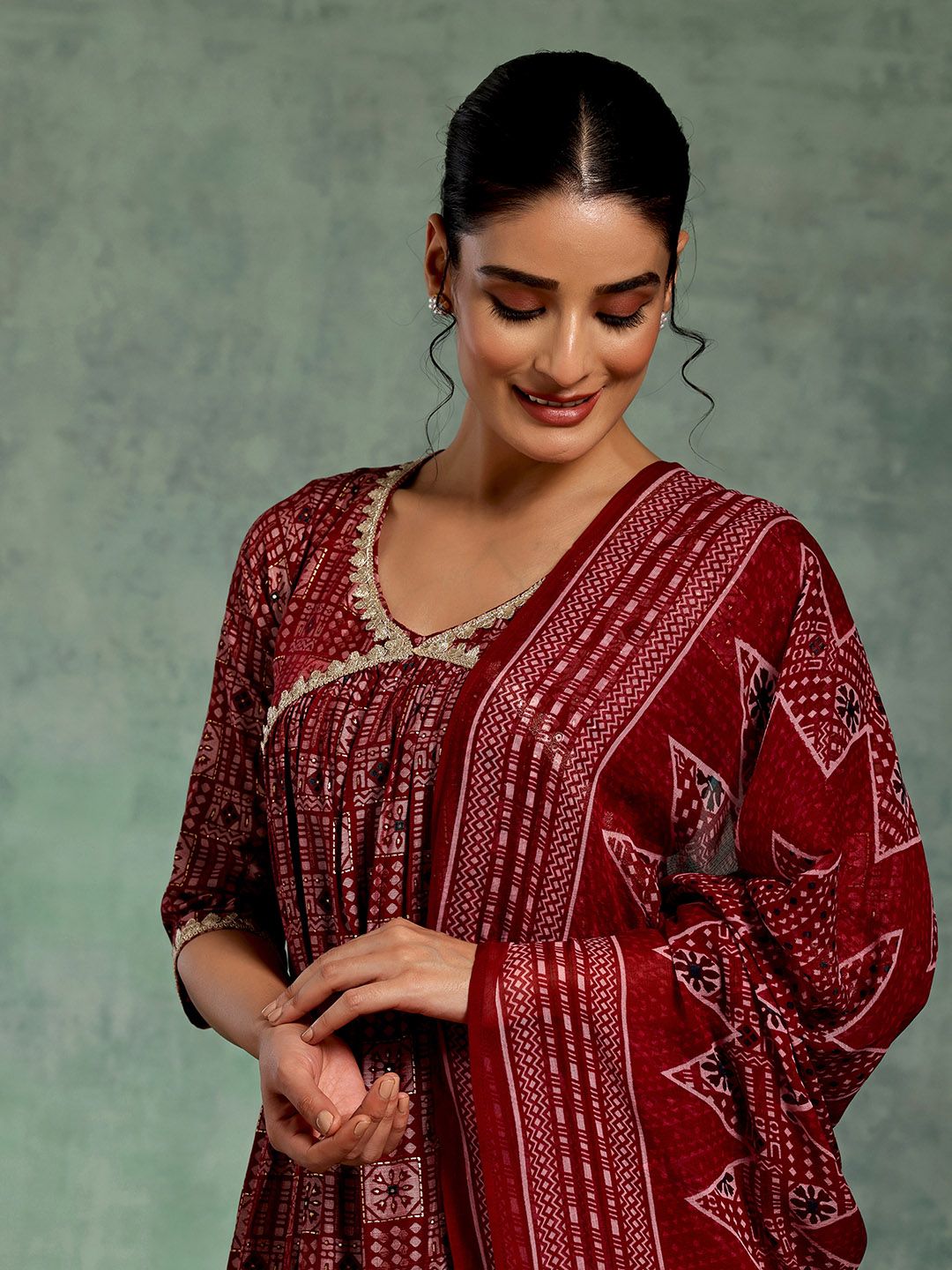 Empayar Bercetak Motif Etnik Libas Perlu Patti Kurta dengan Palazzos & Dengan Dupatta
