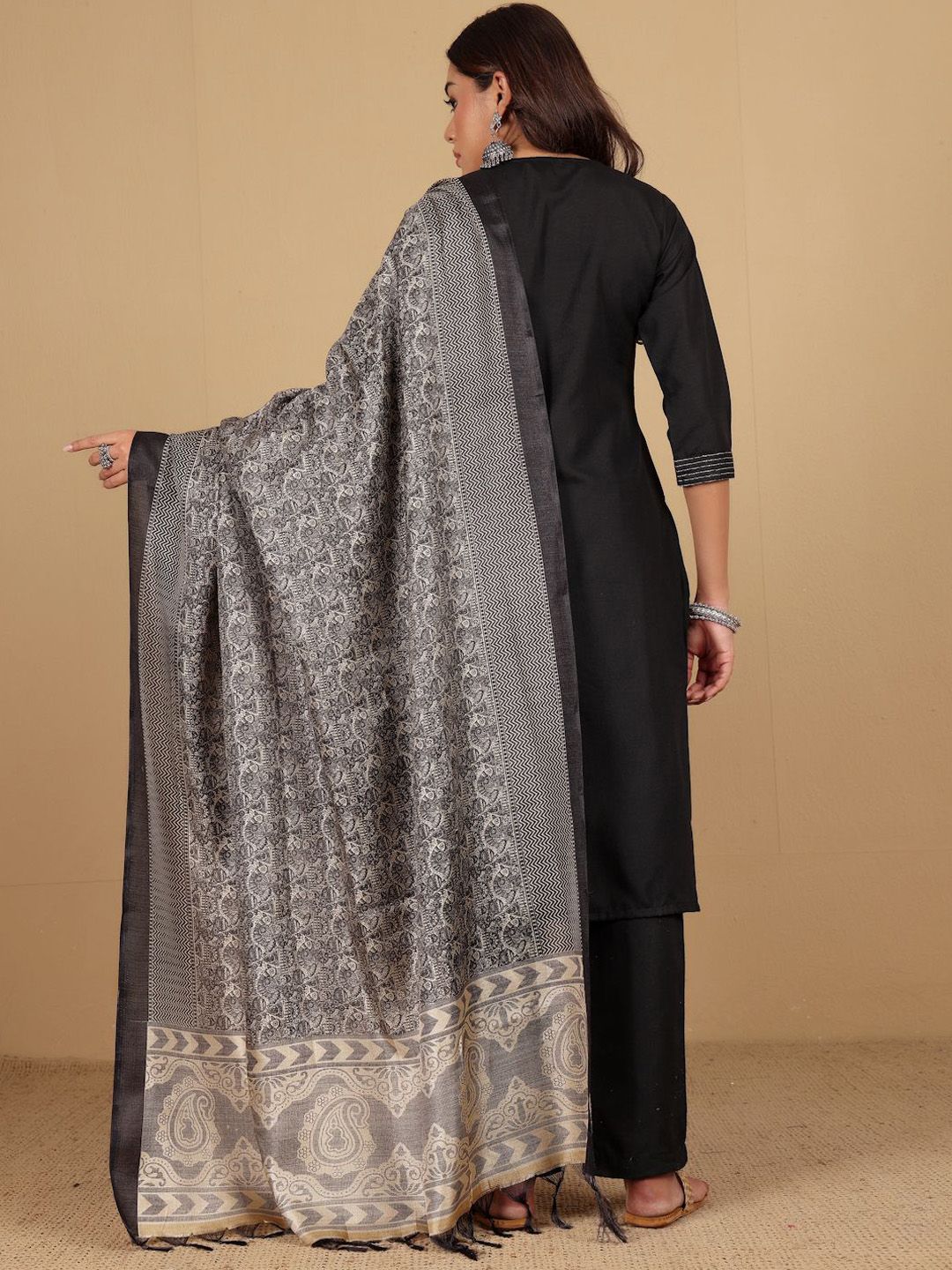 Varanga Thread Work Notch Neck Straight Kurta With Trousers And Dupatta