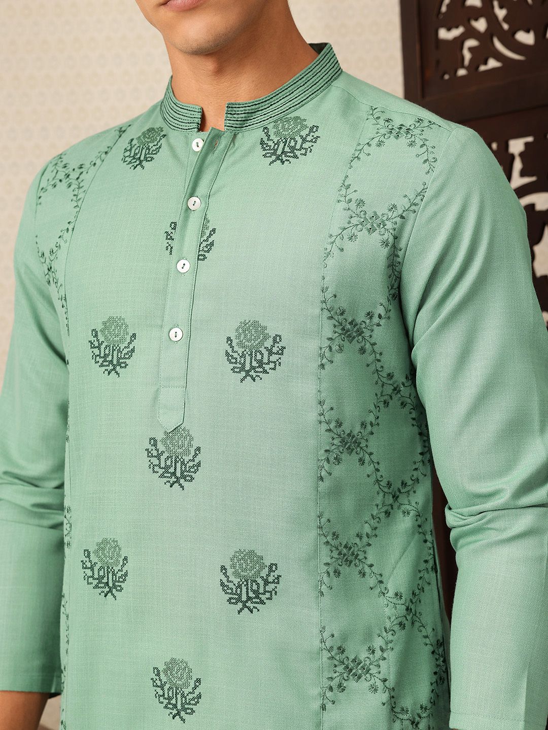 House of Pataudi Floral Thread Work Mandarin Collar Jashn Kurta with Trousers
