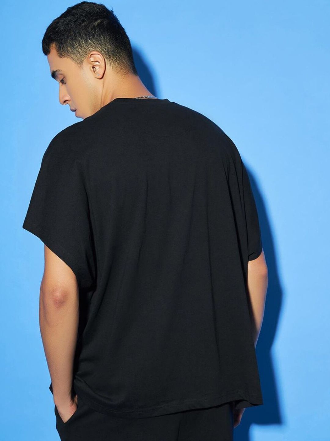Bewakoof Men Black Solid Round Neck T-shirt