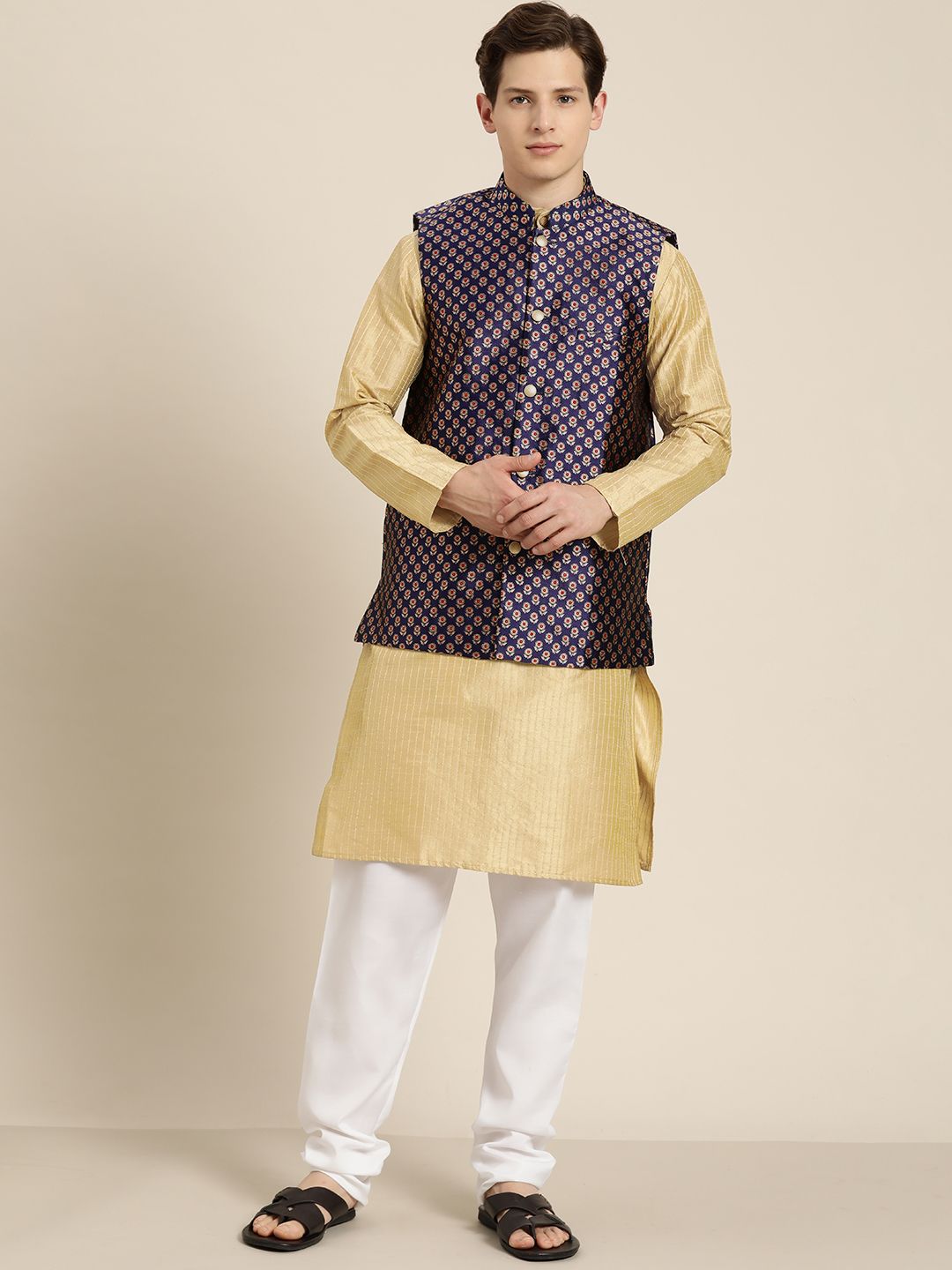 SOJANYA Lelaki Beige Striped Thread Work Straight Kurta Churidar dengan Tenunan Jaket Nehru