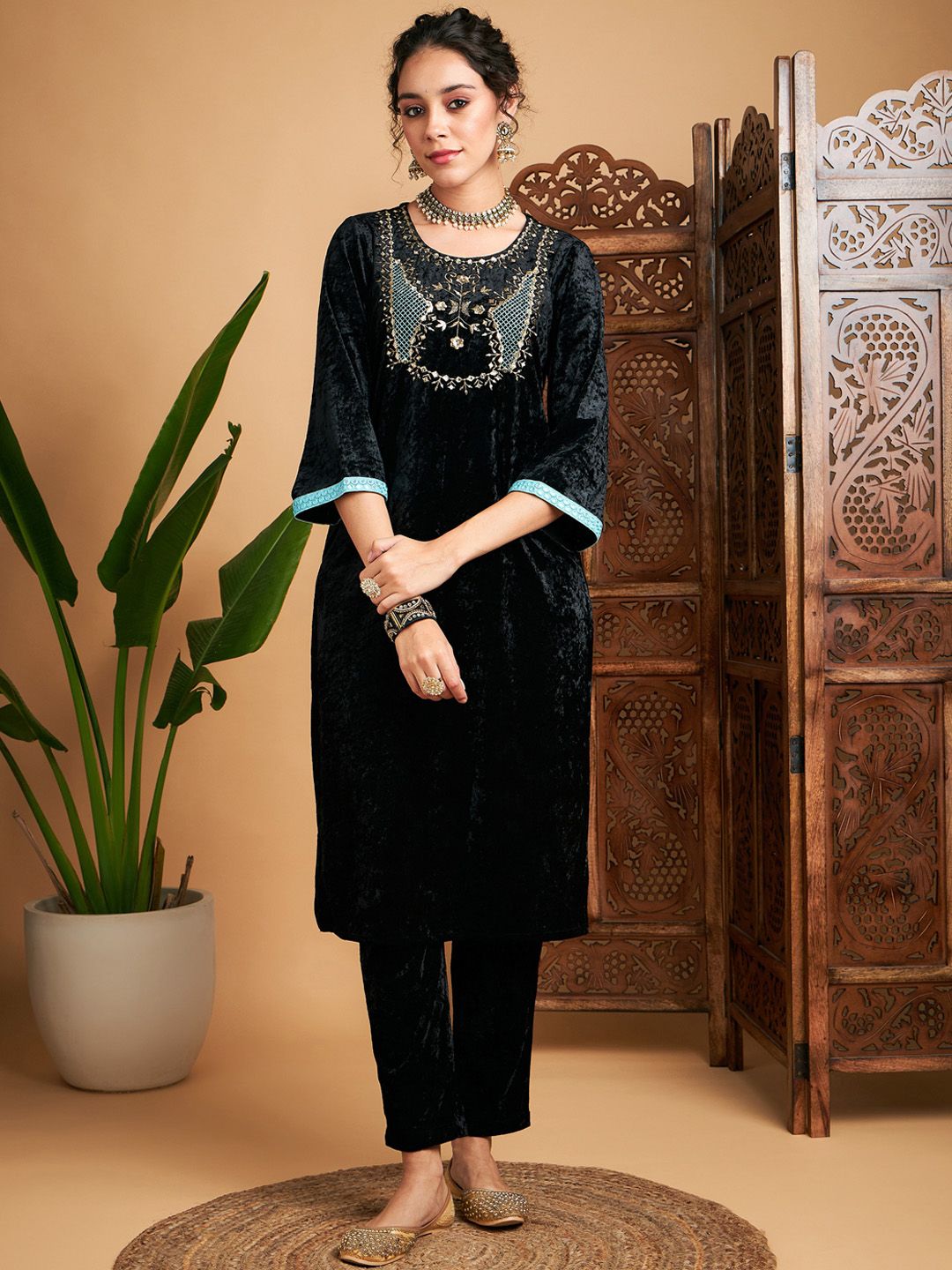 Shae by SASSAFRAS Black Ethnic Motifs Embroidered Zari Straight Velvet Kurta