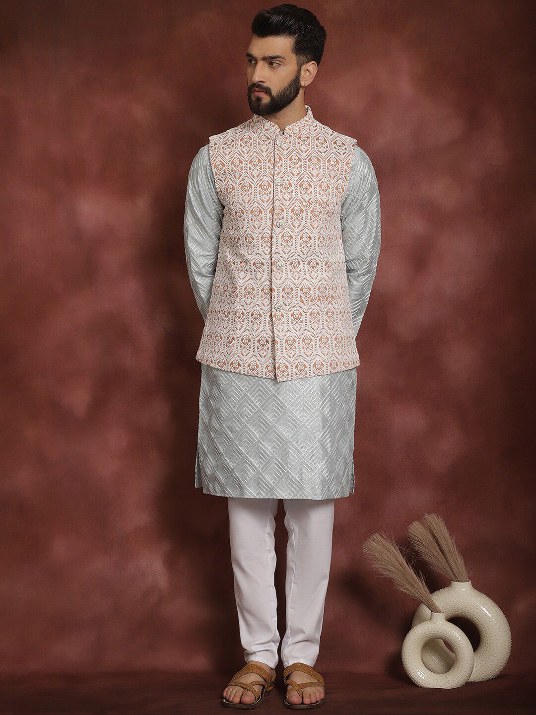 Motif Etnik Kelabu Anouk Bersulam Kurta Lurus Dengan Jaket Churidar & Nehru