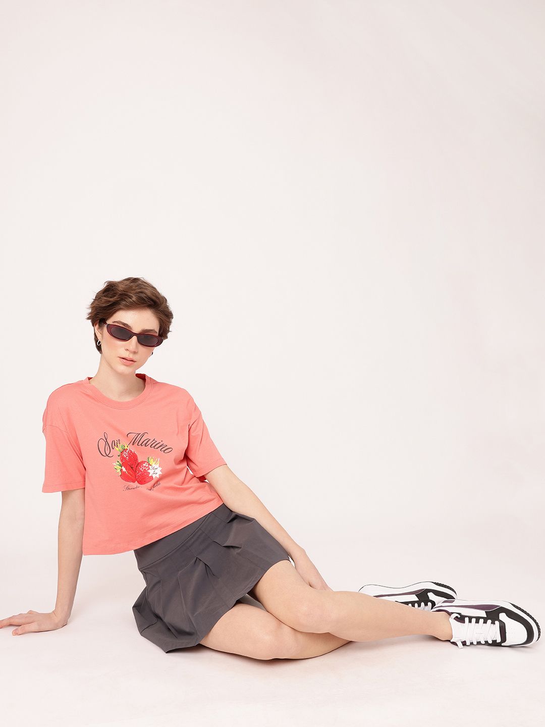 T-shirt berkotak grafik bergaya bandar bergaya di bandar