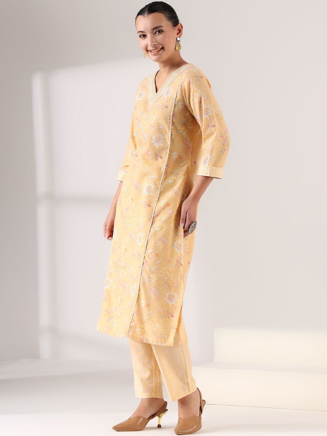 Mamicha Women Floral Printed Regular Thread Work Kurta with Trousers & With Dupatta