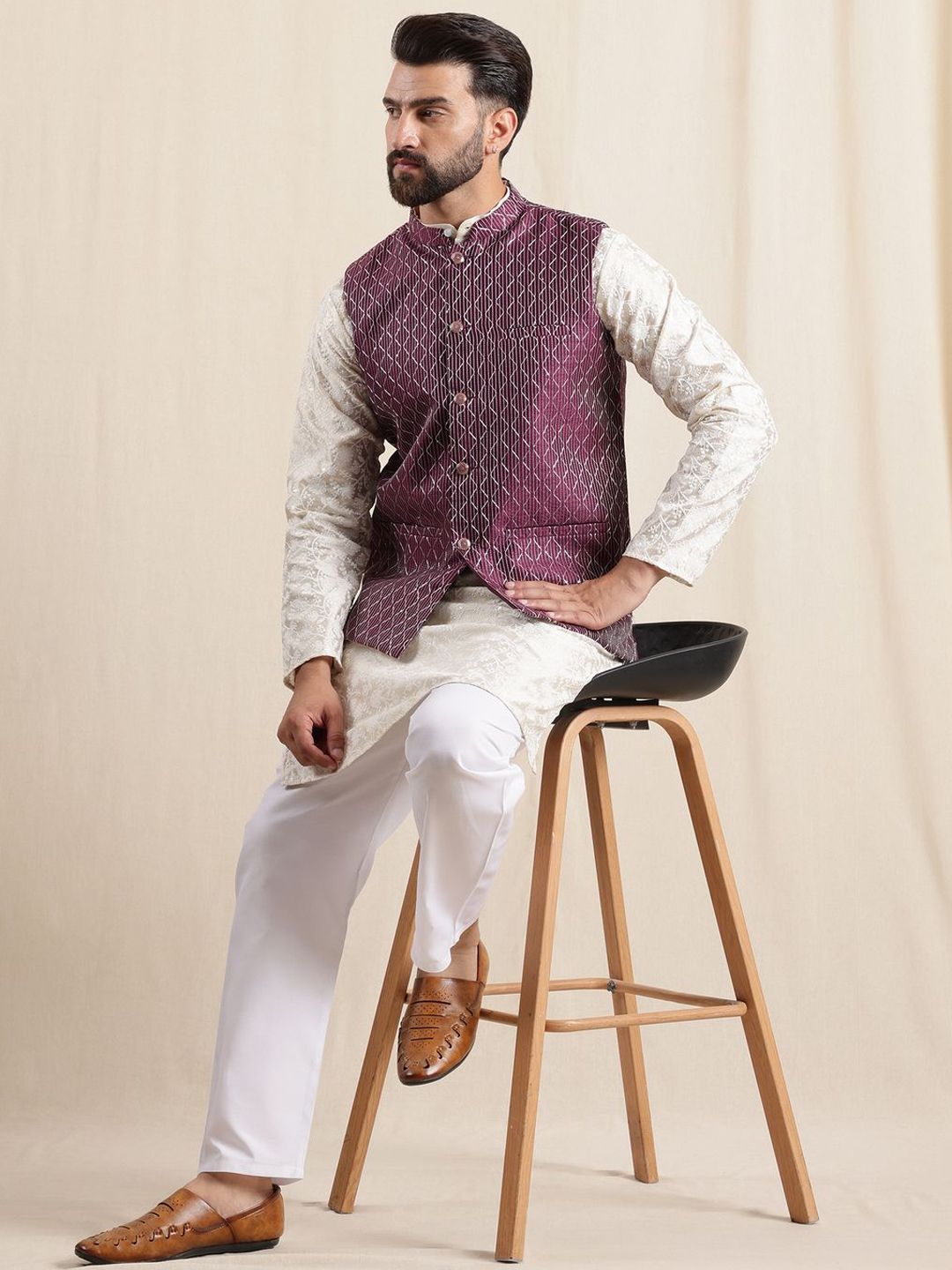 Anouk Men Sulam Kurta Biasa dengan Piyama