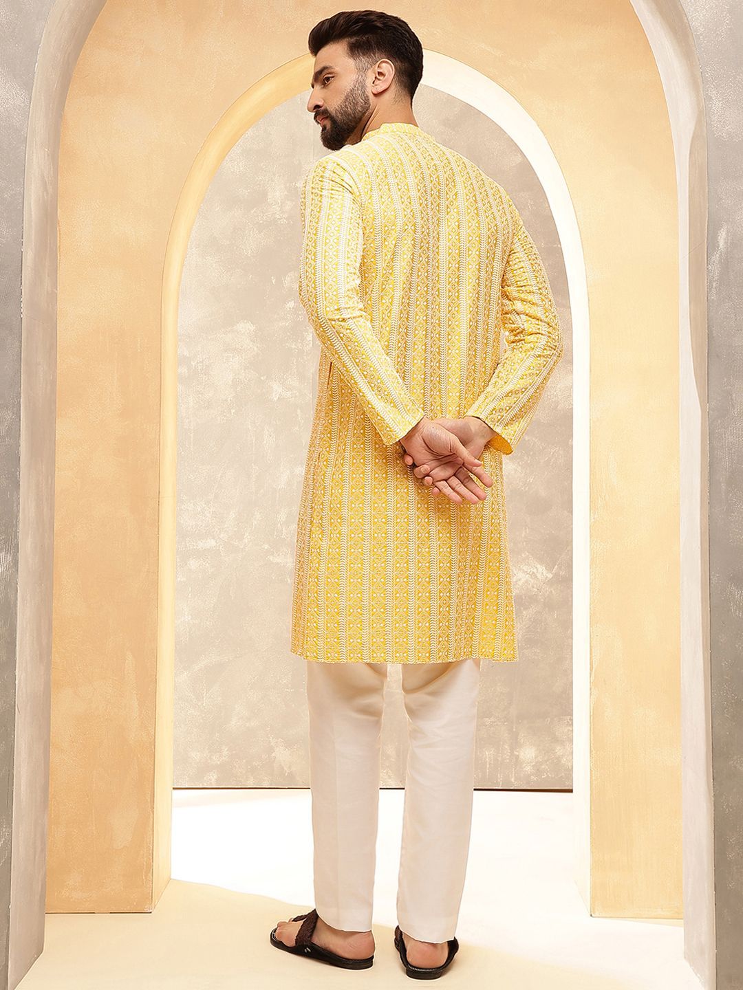 Anouk Yellow Geometric Sulam Mandarin Collar Straight Pure Cotton Fusion Kurta dengan Piyama