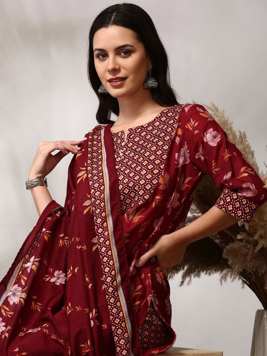 Anouk Floral Printed Thread Work Kurta Lurus Lurus Kurta dengan Seluar & Dupatta