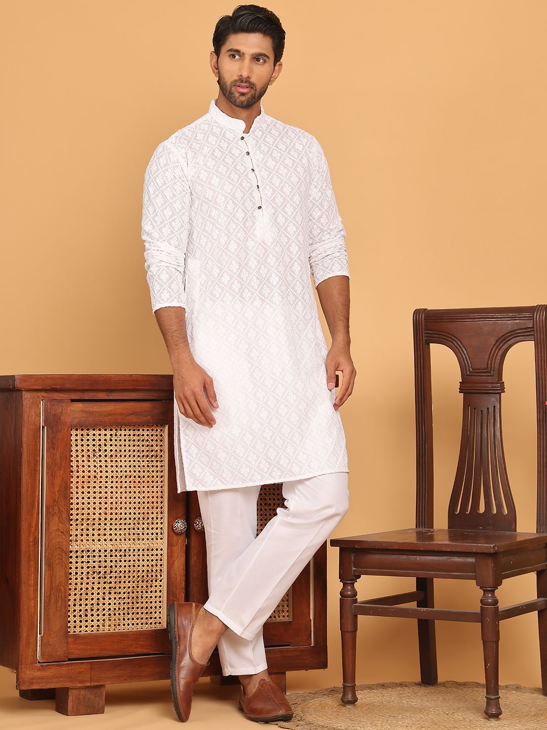 Jompers Floral Embroidered Mandarin Collar Chikankari Pure Cotton Kurta With Pyjama