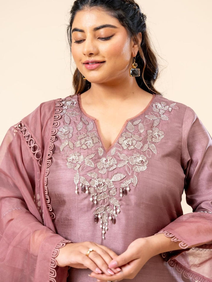 Mamicha Embroidered V-Neck Kurta Set
