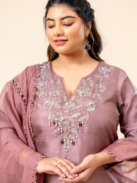 Mamicha Embroidered V-Neck Kurta Set