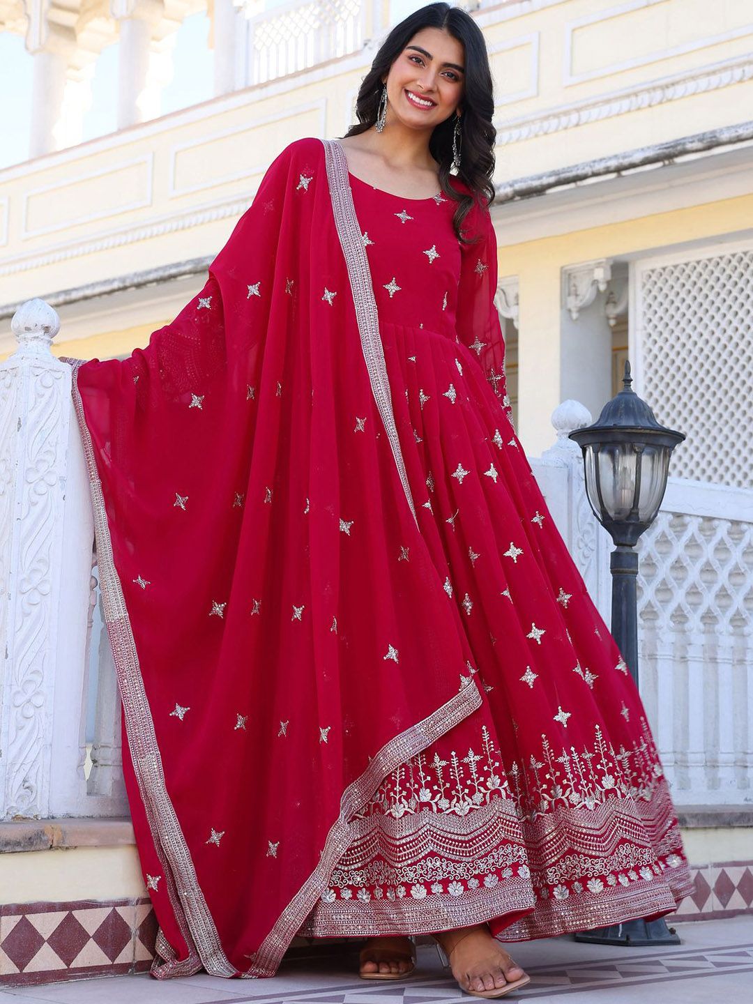 Kalini Floral bersulam Georgette Anarkali kurta dengan ttrousers & dupatta