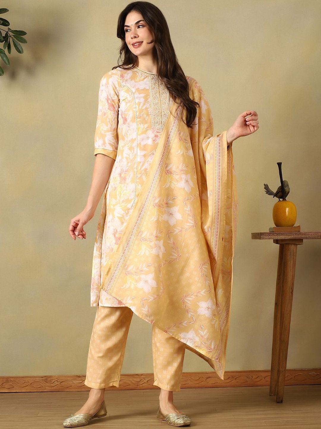 Mamicha Women Floral Printed Regular Thread Work Pure Cotton Kurta with Trousers & With Dupatta