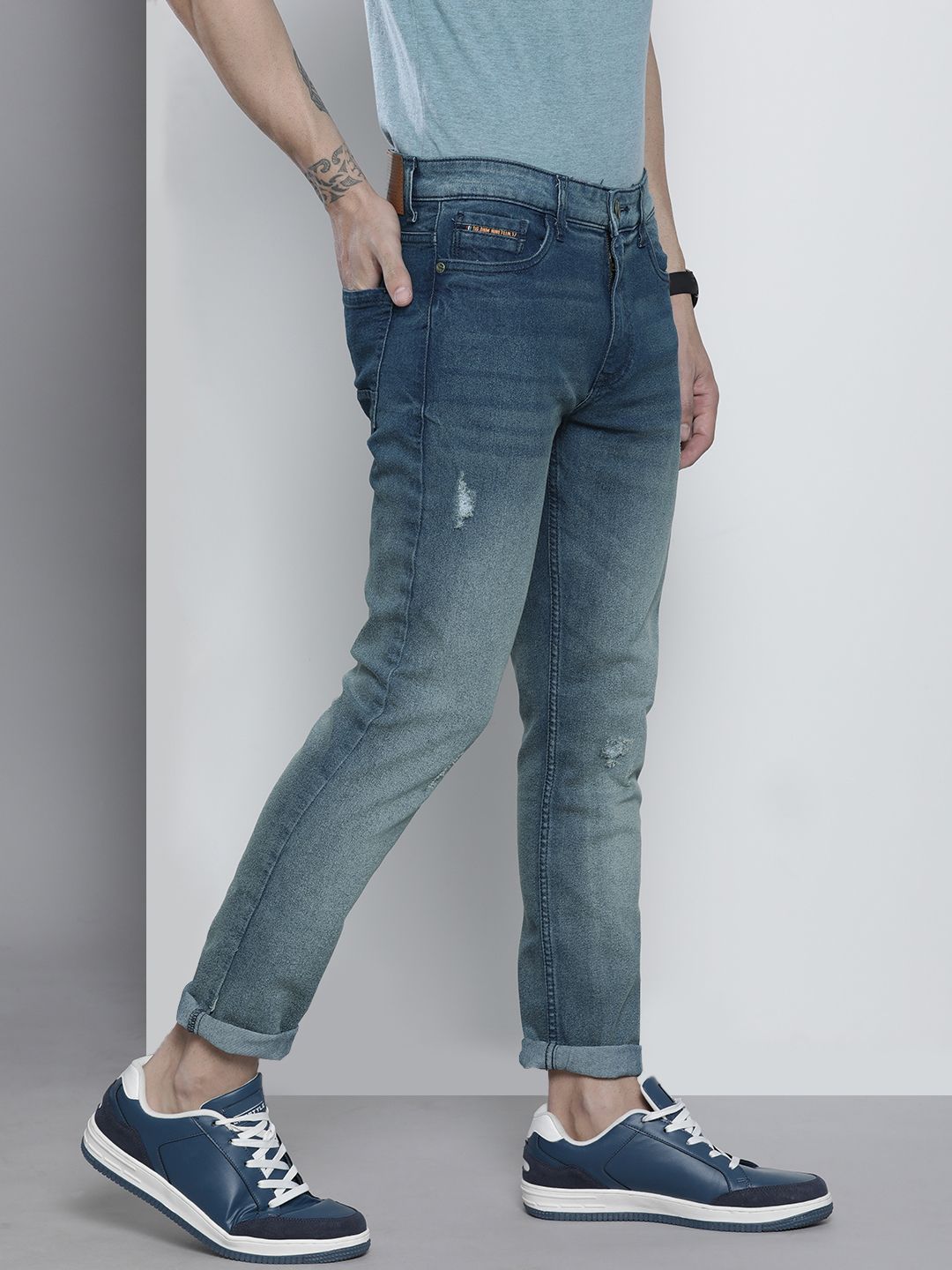 The Indian Garage Co Men Blue Slim Fit Low Distress Light Fade Ombre Stretchable Jeans