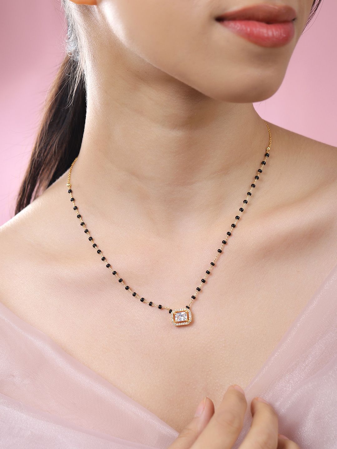 Rubans 22k berlapis emas dan hitam manik dengan zirkonia padu putih yang disemat mangalsutra
