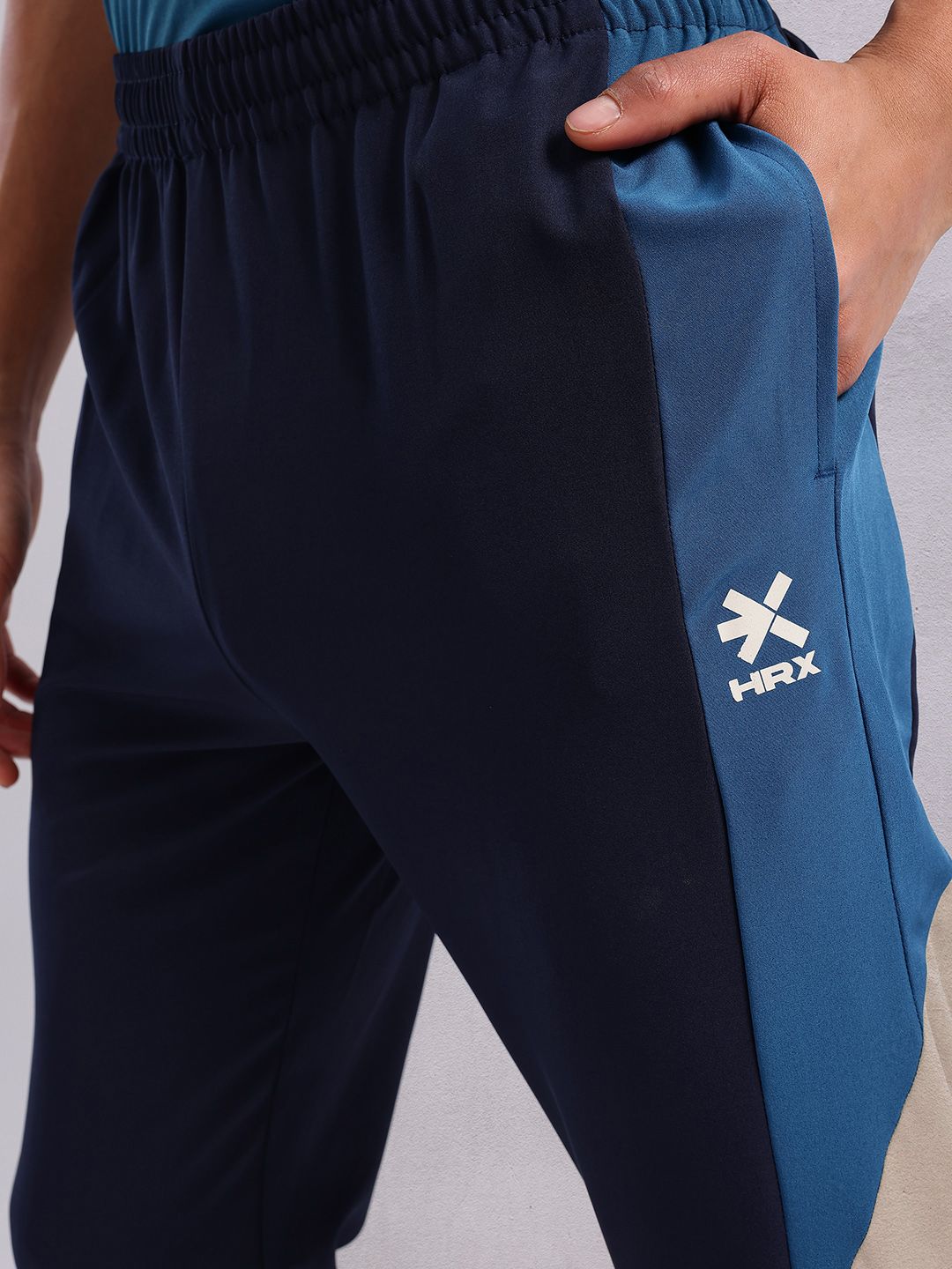 HRX by Hrithik Roshan Men Contrast Side Striped Lifestyle Joggers