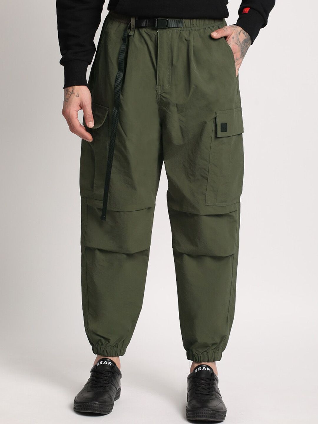 THE BEAR HOUSE Men Loose Fit Mid-Rise Easy Wash Cargos Trousers