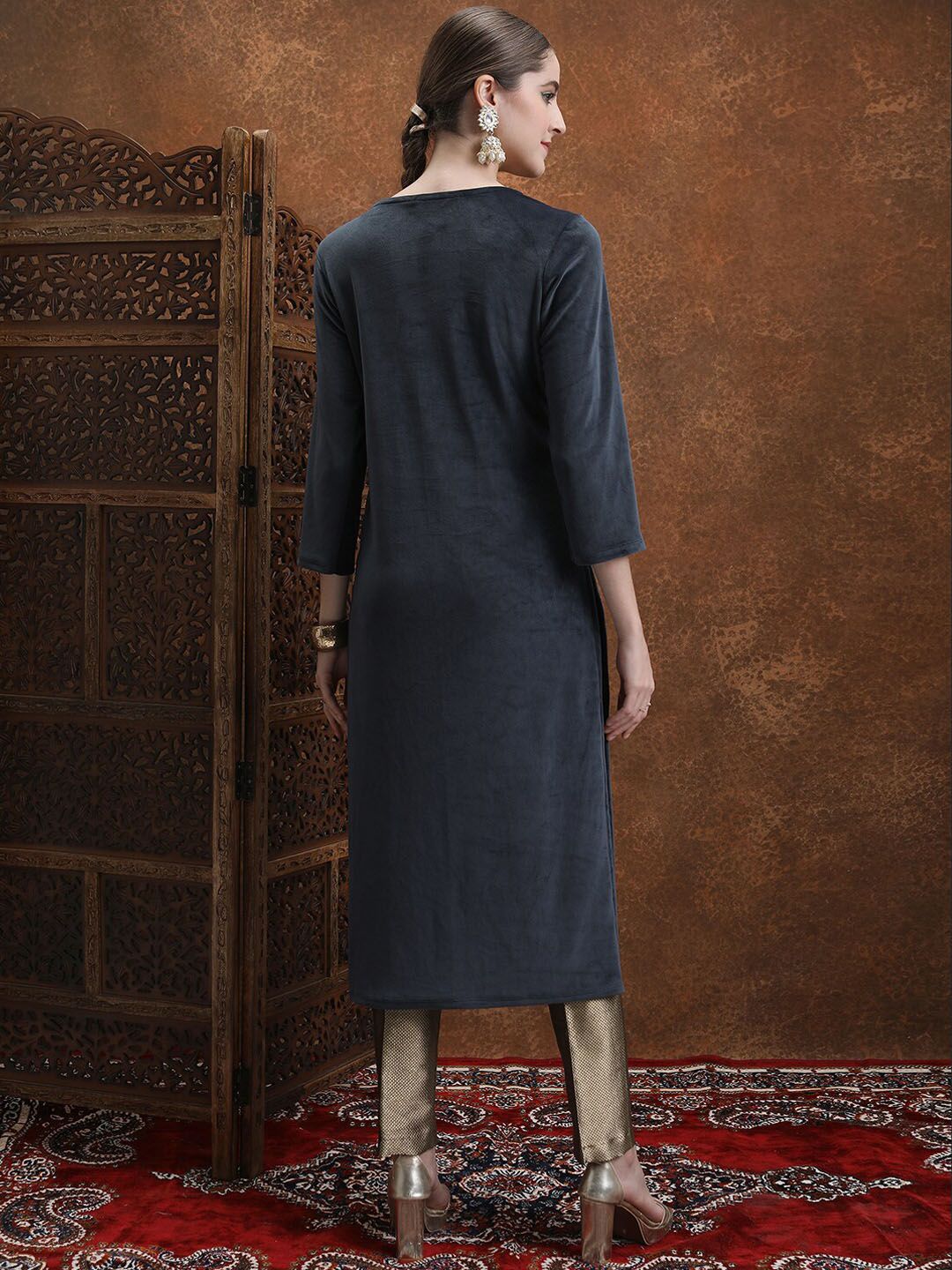 Vishudh Navy Blue Floral Embroidered Straight Kurta