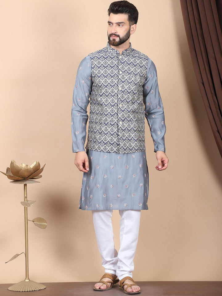 Kurta Sutera Kapas Bersulam Bunga Kelabu Anouk dengan Jaket Churidar & Nehru