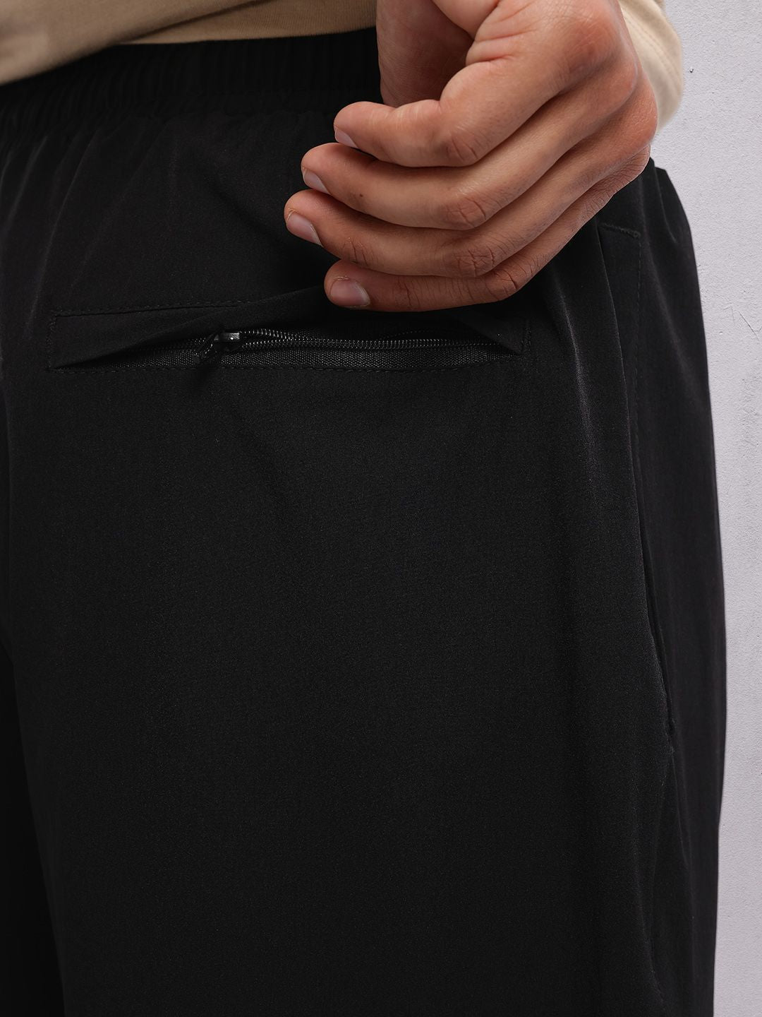 HRX by Hrithik Roshan Men Front Seam Mid-Rise Regular Fit Lifestyle Joggers