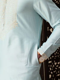 Rumah Motif Etnik Pataudi bersulam Jashn Kurta