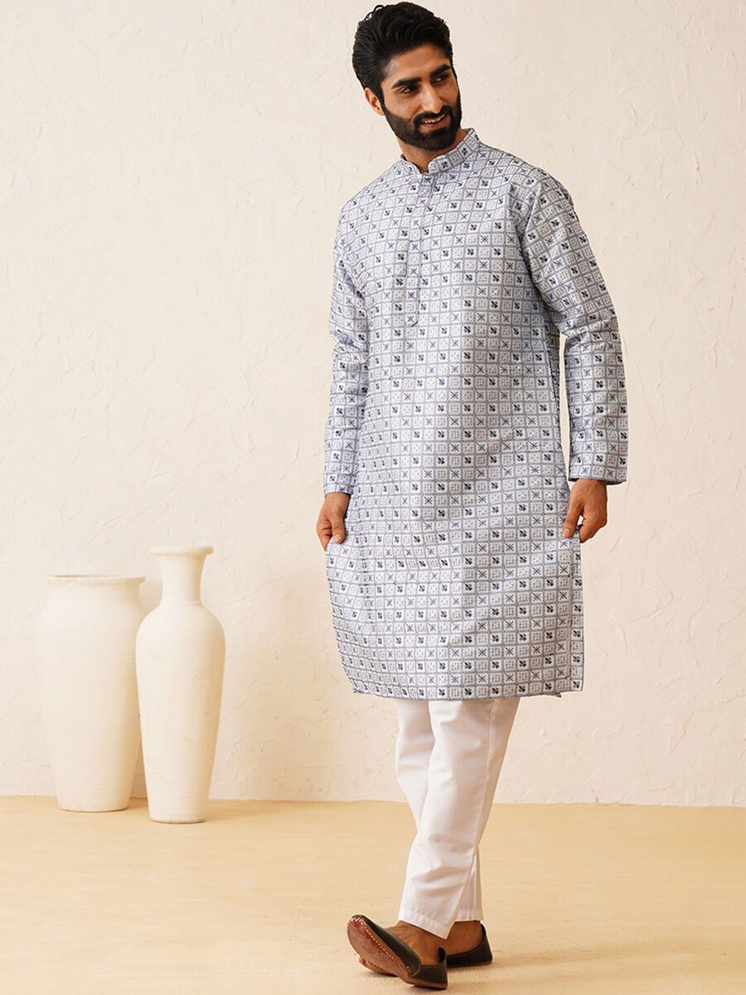 SOJANYA LUXE Motif Etnik Bersulam Kolar Mandarin Berlabuci Kurta Lurus